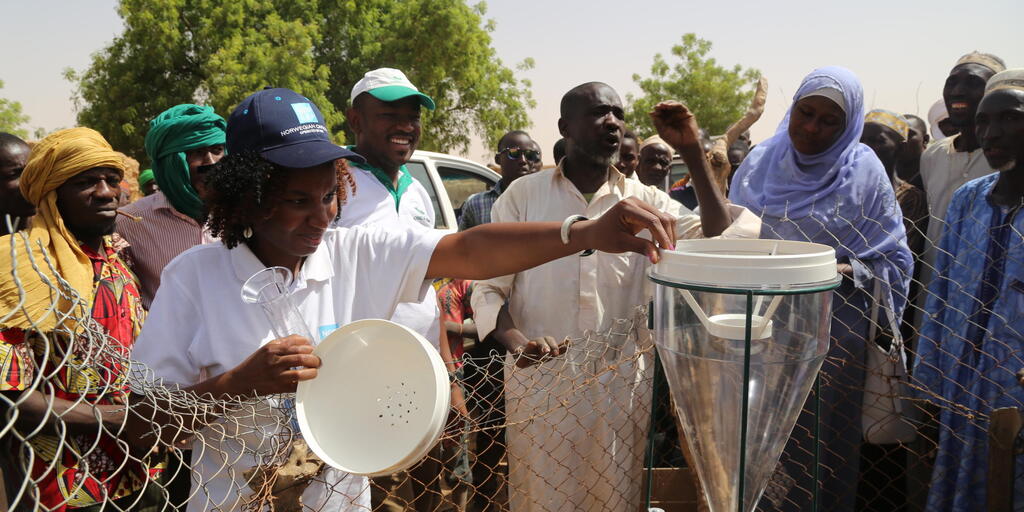 The community is also helping with data collection. Here is NORCAP expert Bintou Diallo with local community representatives putting in place a rainwater-measuring device. This enables the community to track rainfall and report to the National Meteorology Office. (Photo: NORCAP/Mina Weydahl)